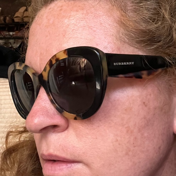 Burberry tortoiseshell sunglasses - Picture 9 of 9